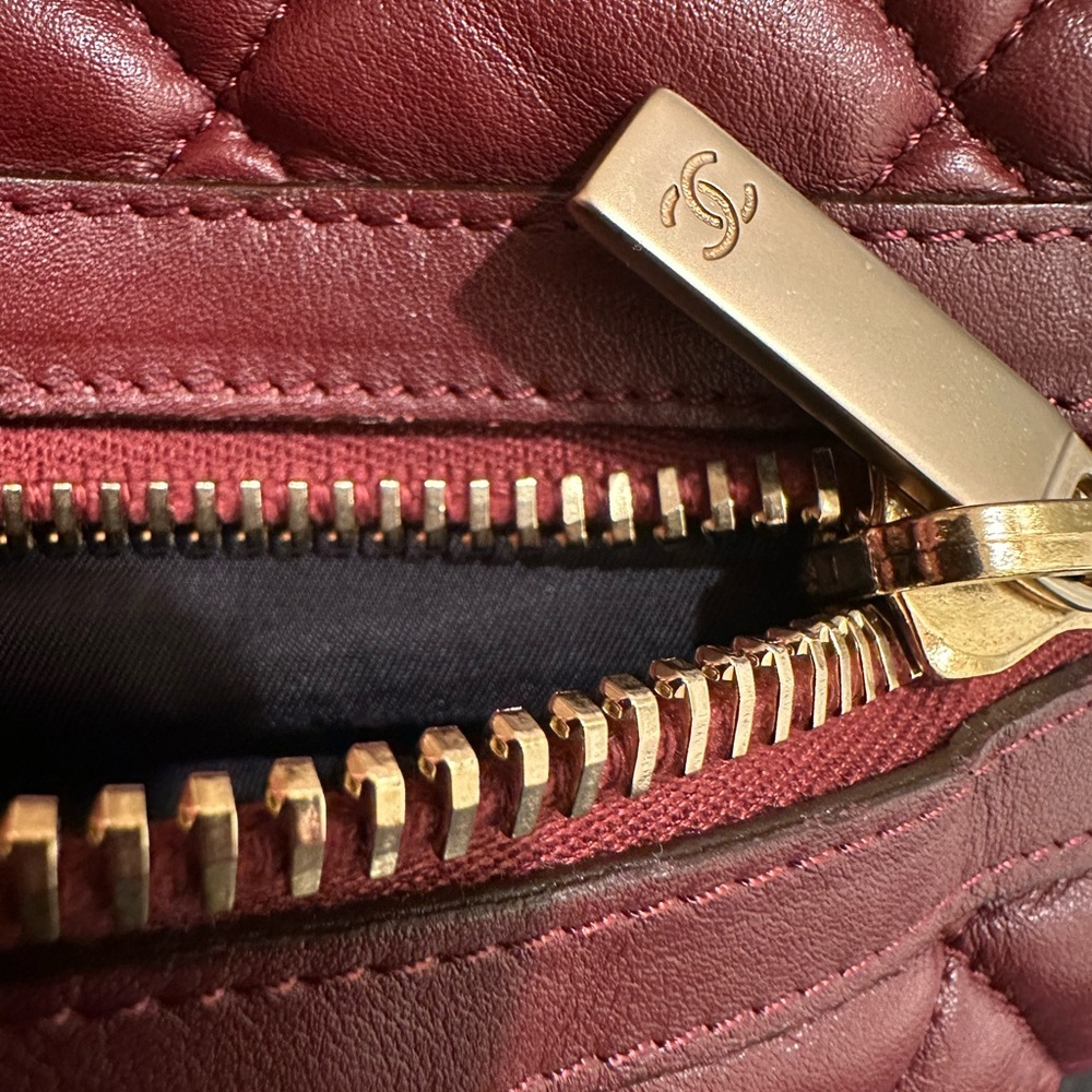 AUTHENTIC Chanel Cacoon, Gold and cabernet, reversible - Picture 5 of 14